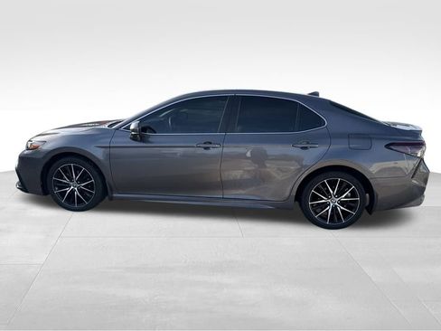 Used 2022 Toyota Camry SE w/ Cold Weather Package image 10