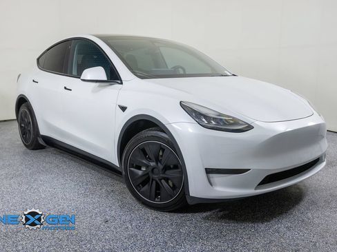 Used 2023 Tesla Model Y Long Range AWD/4WD image 1