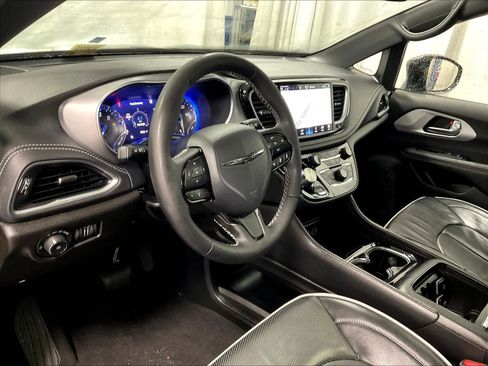 Used 2025 Chrysler Pacifica Limited image 8