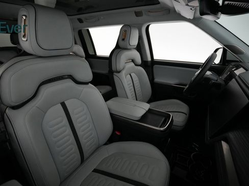 Used 2023 Rivian R1S Adventure image 8