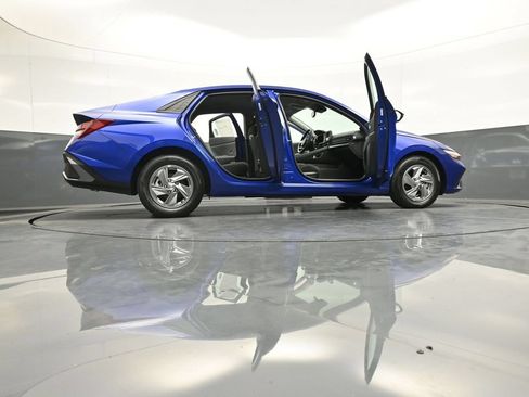 Certified 2025 Hyundai Elantra SE FWD image 46