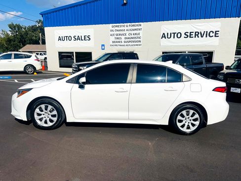 Used 2021 Toyota Corolla LE image 2