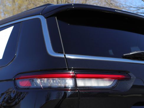 Used 2023 Jeep Grand Cherokee L Laredo image 34