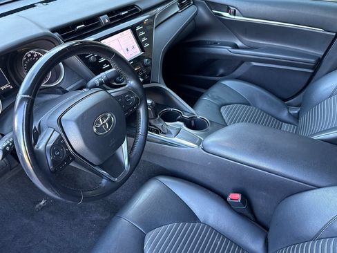 Used 2020 Toyota Camry SE w/ Blackout Package FWD image 10