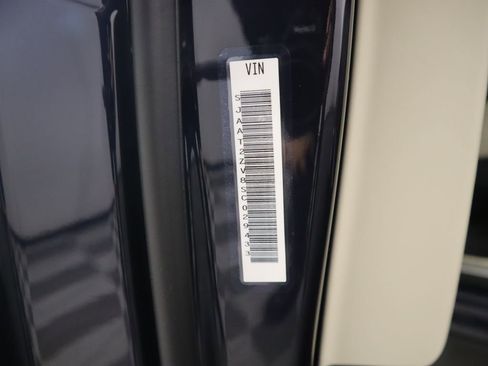 Used 2025 Bentley Bentayga V8 image 36