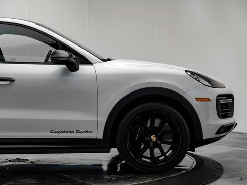 Used 2022 Porsche Cayenne Turbo image 18