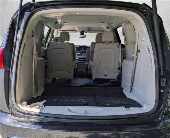 Used 2017 Chrysler Pacifica Touring-L w/ Tire & Wheel Group FWD image 6