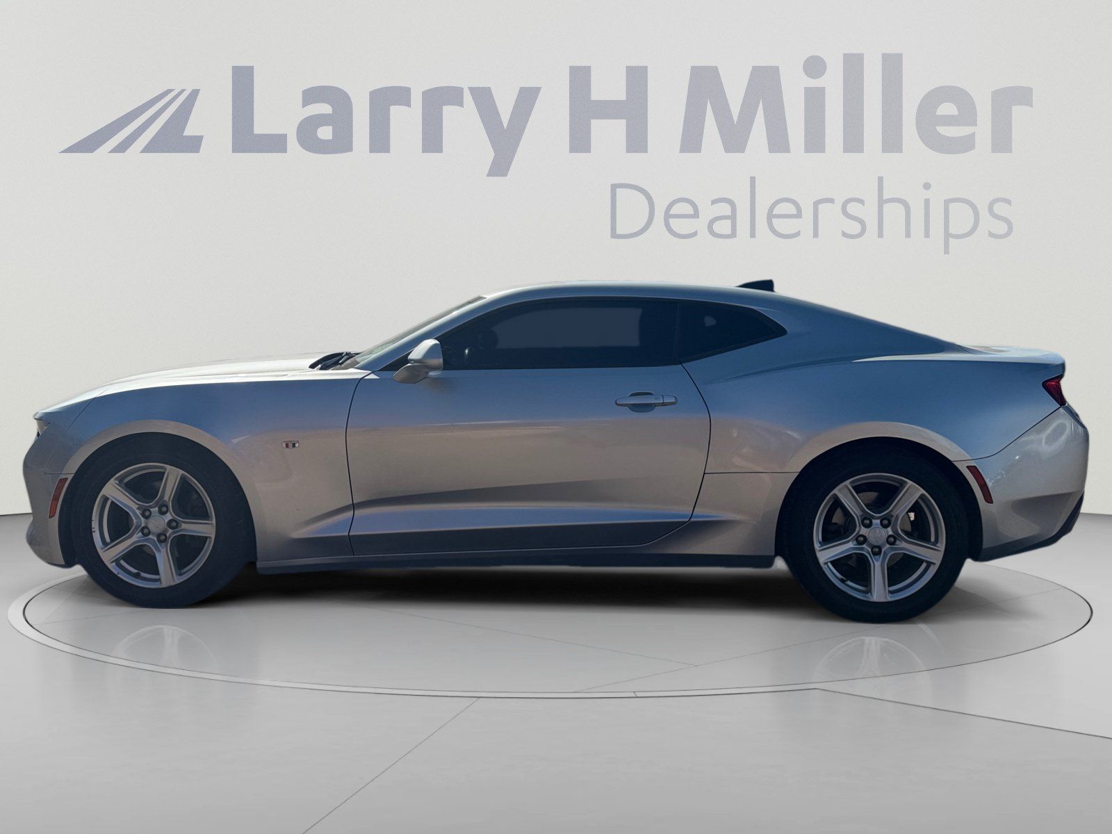 Used 2018 Chevrolet Camaro LT RWD image 2
