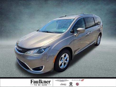 Used 2017 Chrysler Pacifica Touring-L Plus FWD image 1