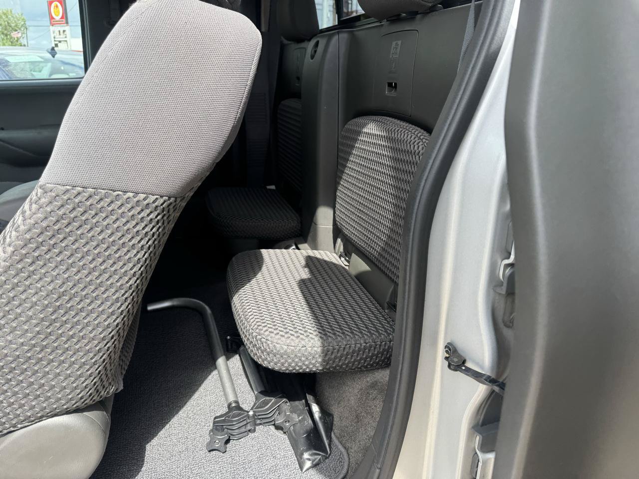 Used 2012 Nissan Frontier SV RWD image 8
