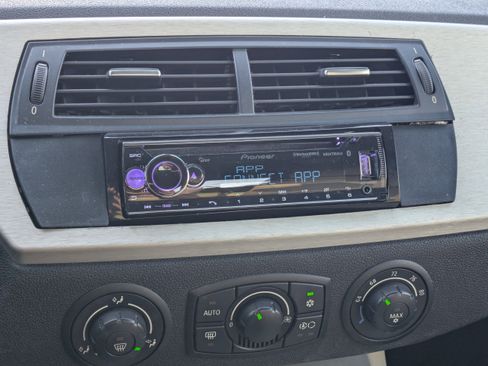 Used 2005 BMW Z4 2.5i image 24