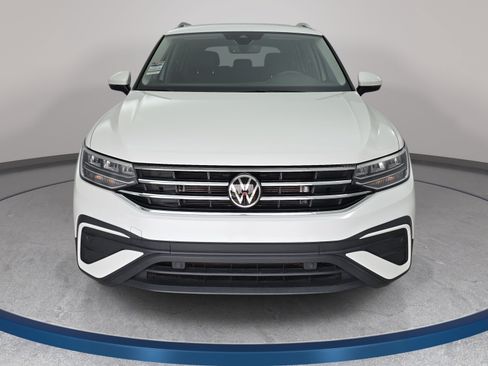 Used 2023 Volkswagen Tiguan SE FWD image 2