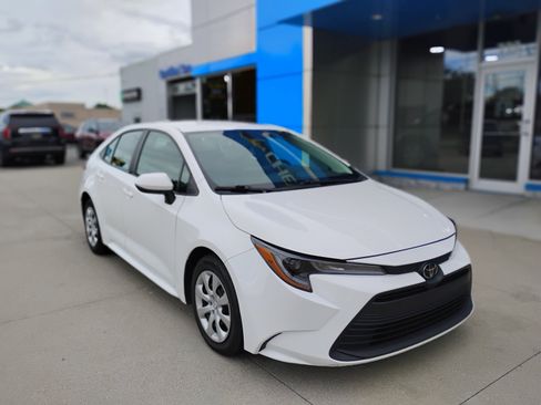 Used 2024 Toyota Corolla LE FWD image 3