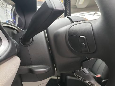 Used 2023 Chrysler Voyager LX image 24