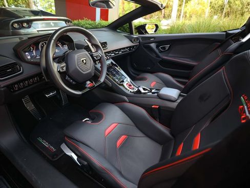 Used 2020 Lamborghini Huracan EVO RWD image 45