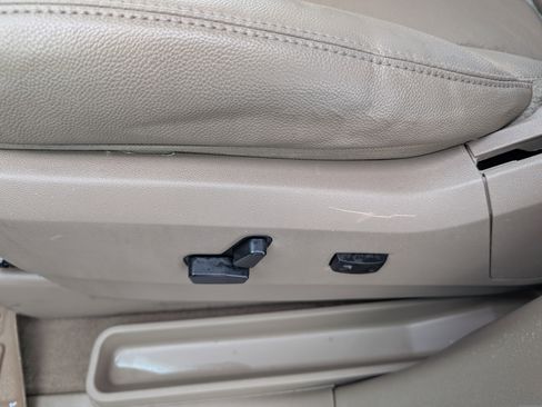 Used 2016 Chrysler Town & Country Touring w/ Driver Convenience Group image 12