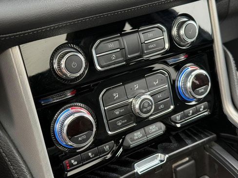 Used 2021 GMC Yukon XL Denali w/ Denali Premium Package image 27