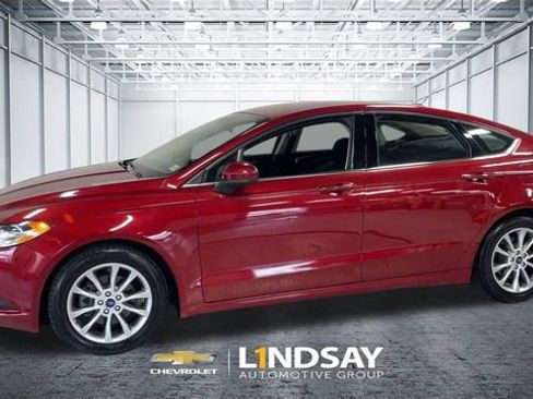 Used 2017 Ford Fusion SE w/ Fusion SE Technology Package image 6