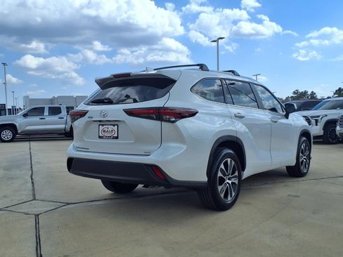Certified 2025 Toyota Highlander XLE FWD image 7