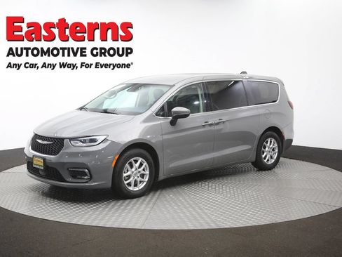 Used 2023 Chrysler Pacifica Touring-L FWD image 57