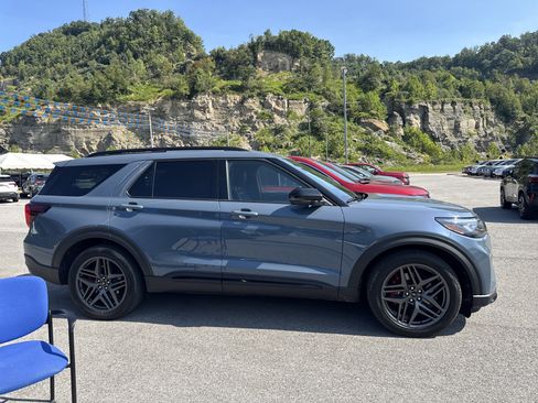 Used 2025 Ford Explorer ST w/ Sun And Sound Package AWD/4WD image 7