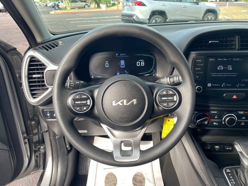 Used 2023 Kia Soul LX w/ LX Technology Package image 9