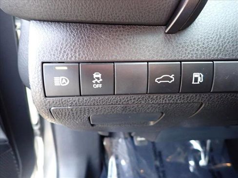 Used 2018 Toyota Camry LE image 12