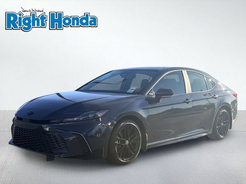 Used 2025 Toyota Camry SE w/ Convenience Package FWD image 2