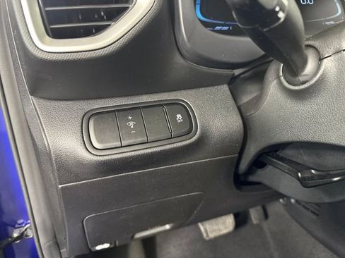 Used 2023 Hyundai Venue SEL image 19