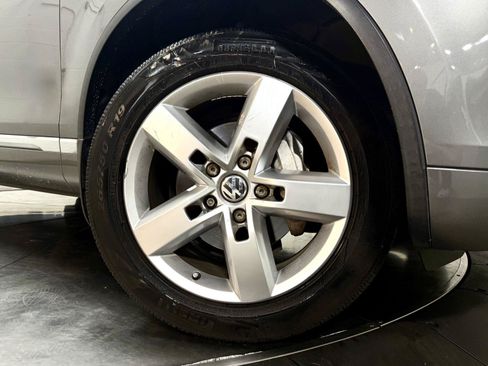 Used 2012 Volkswagen Touareg TDI AWD/4WD image 12