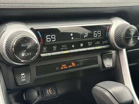 Used 2025 Toyota RAV4 XLE AWD/4WD image 19