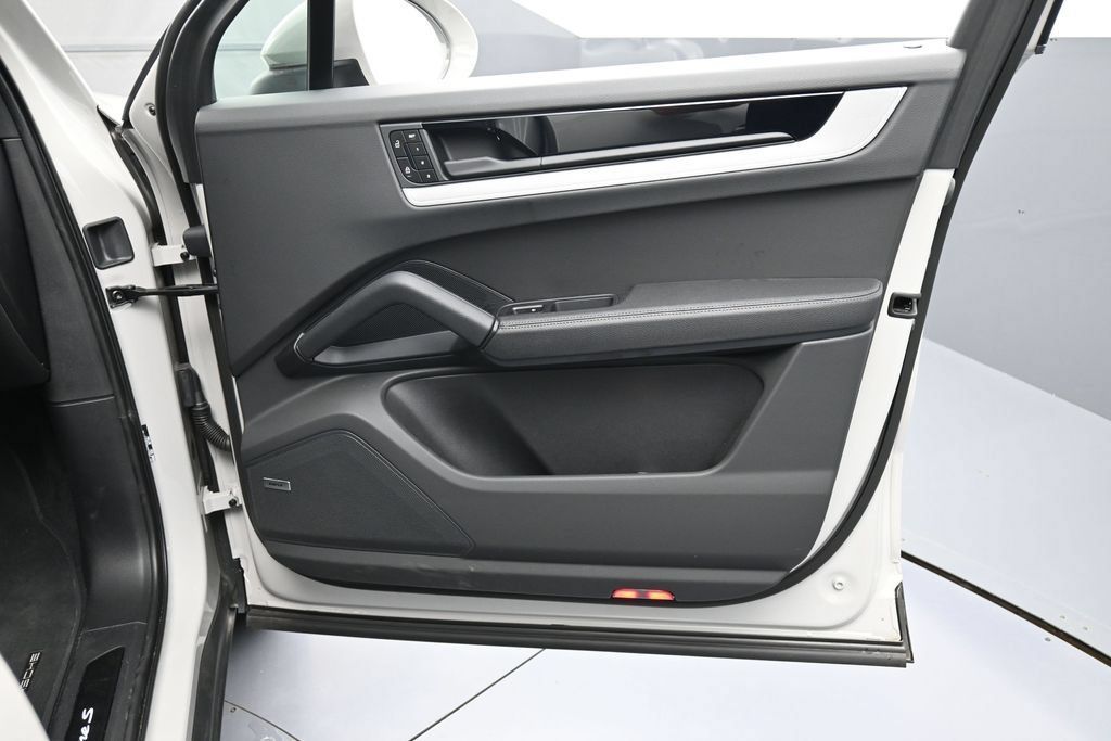 Certified 2025 Porsche Cayenne S AWD/4WD image 30