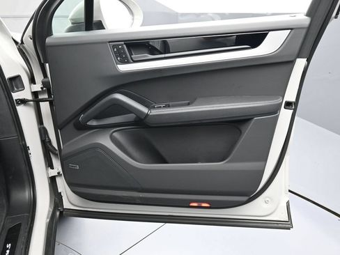 Certified 2025 Porsche Cayenne S AWD/4WD image 30
