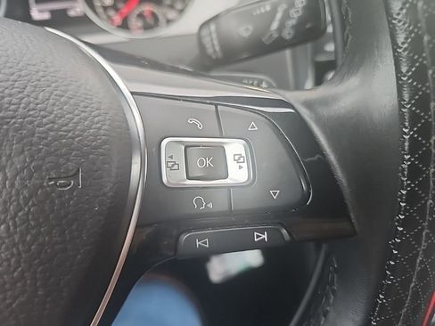 Used 2018 Volkswagen Golf SE image 18