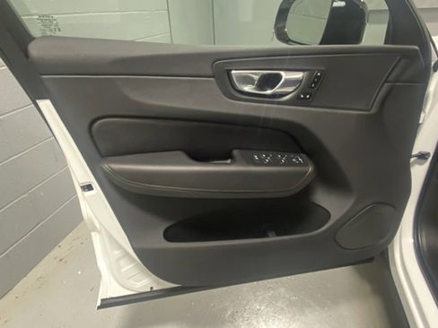 Used 2025 Volvo XC60 B5 Plus image 7