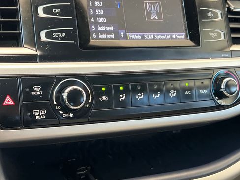 Used 2017 Toyota Highlander LE w/ Carpet Mat Package AWD/4WD image 23