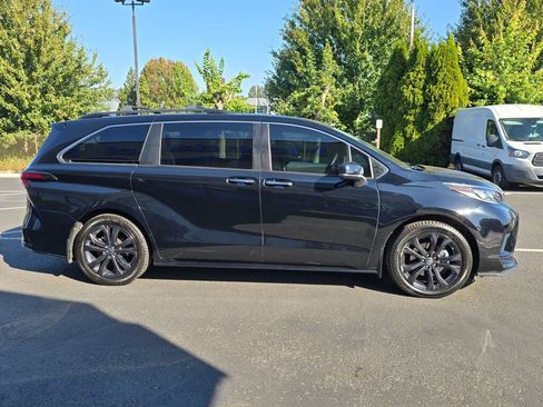 Used 2022 Toyota Sienna XSE image 6
