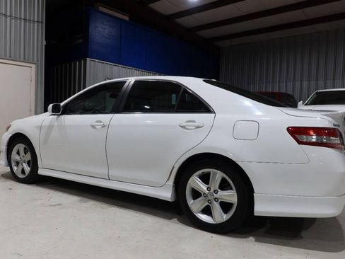 Used 2011 Toyota Camry SE w/ SE Extra-Value Pkg #1 FWD image 2