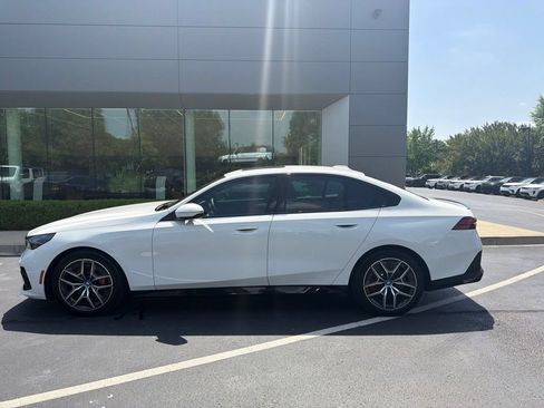 Used 2024 BMW i5 eDrive40i w/ M Sport Package RWD image 3