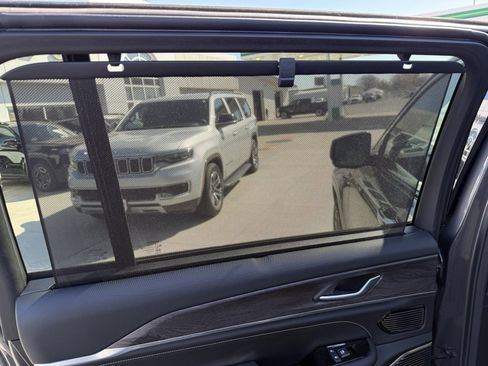 Used 2021 Jeep Grand Cherokee L Overland w/ Luxury Tech Group IV AWD/4WD image 36