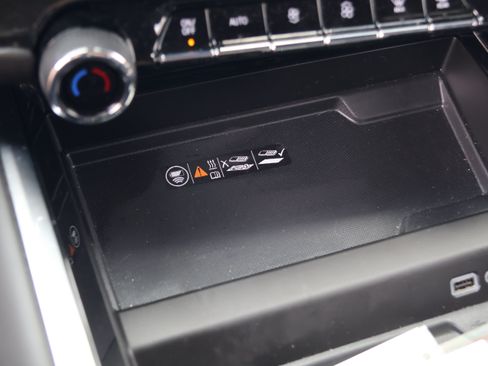 Used 2025 Chevrolet Tahoe Premier AWD/4WD image 30
