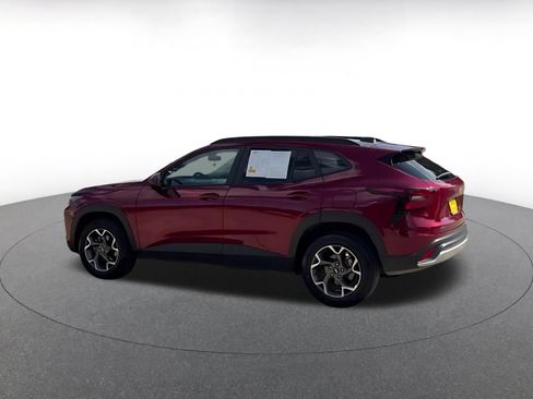 Used 2025 Chevrolet Trax LT FWD image 9