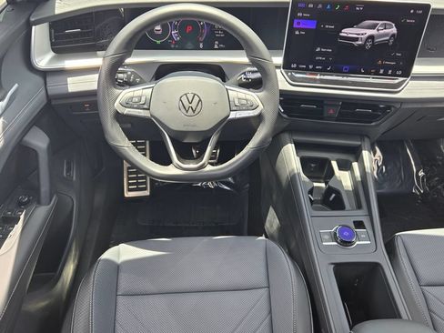 Certified 2025 Volkswagen Tiguan SE R-Line FWD image 14