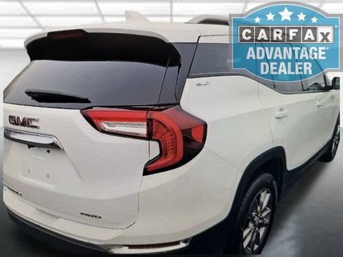 Used 2024 GMC Terrain SLT image 2