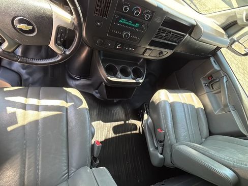Used 2018 Chevrolet Express 3500 w/ Driver Convenience Package RWD image 32