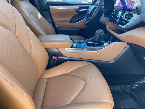 Certified 2025 Toyota Highlander Platinum image 15