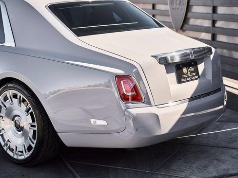 Used 2024 Rolls-Royce Phantom Sedan w/ The Phantom Package RWD image 13
