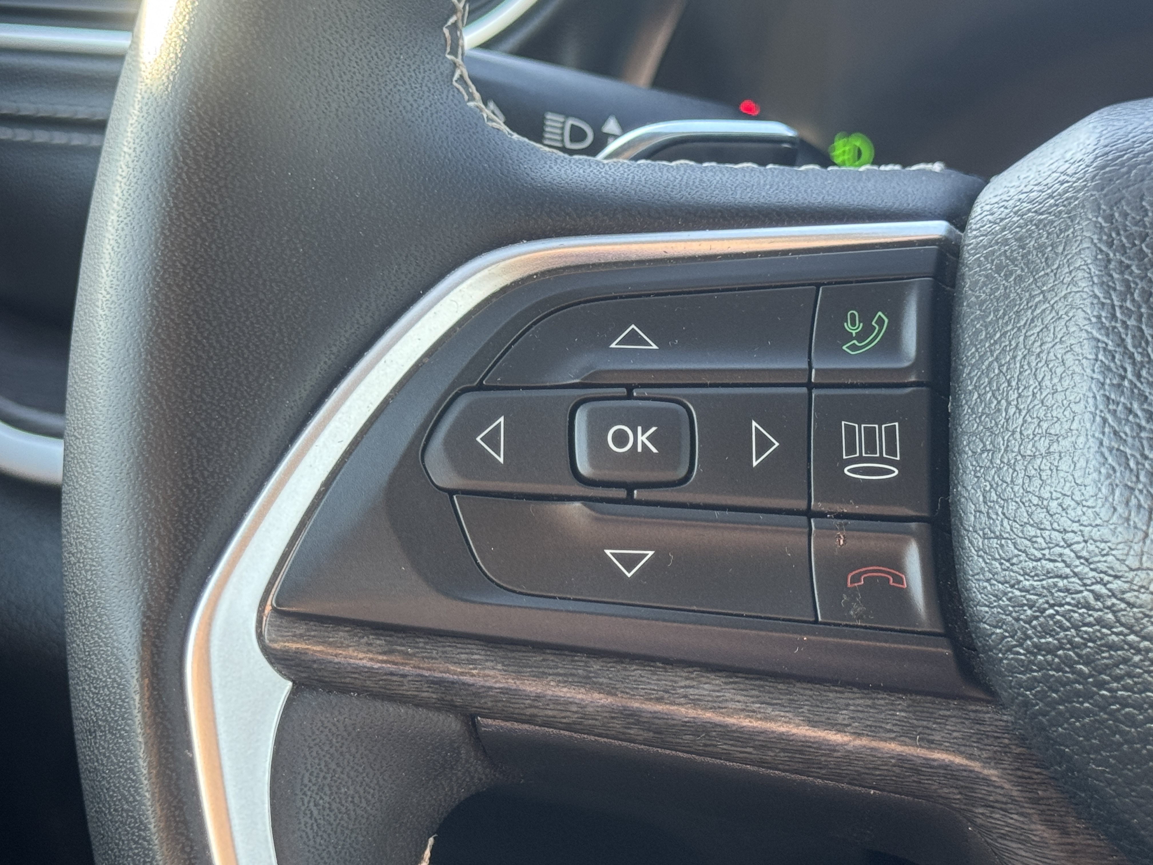 Used 2024 Jeep Grand Cherokee L Limited RWD image 24
