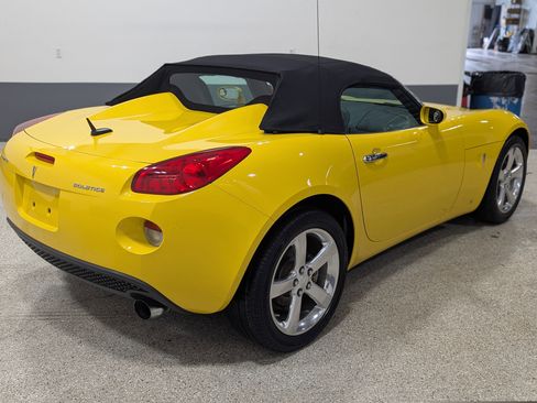 Used 2008 Pontiac Solstice Convertible w/ Premium Package RWD image 3