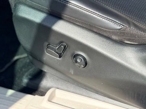 Used 2023 Chrysler Pacifica Touring-L FWD image 7